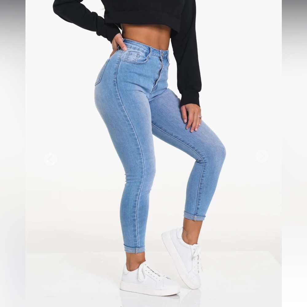 Navishape light wash jeans by NVGTN